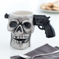 Tasse crâne avec anse en forme de pistolet